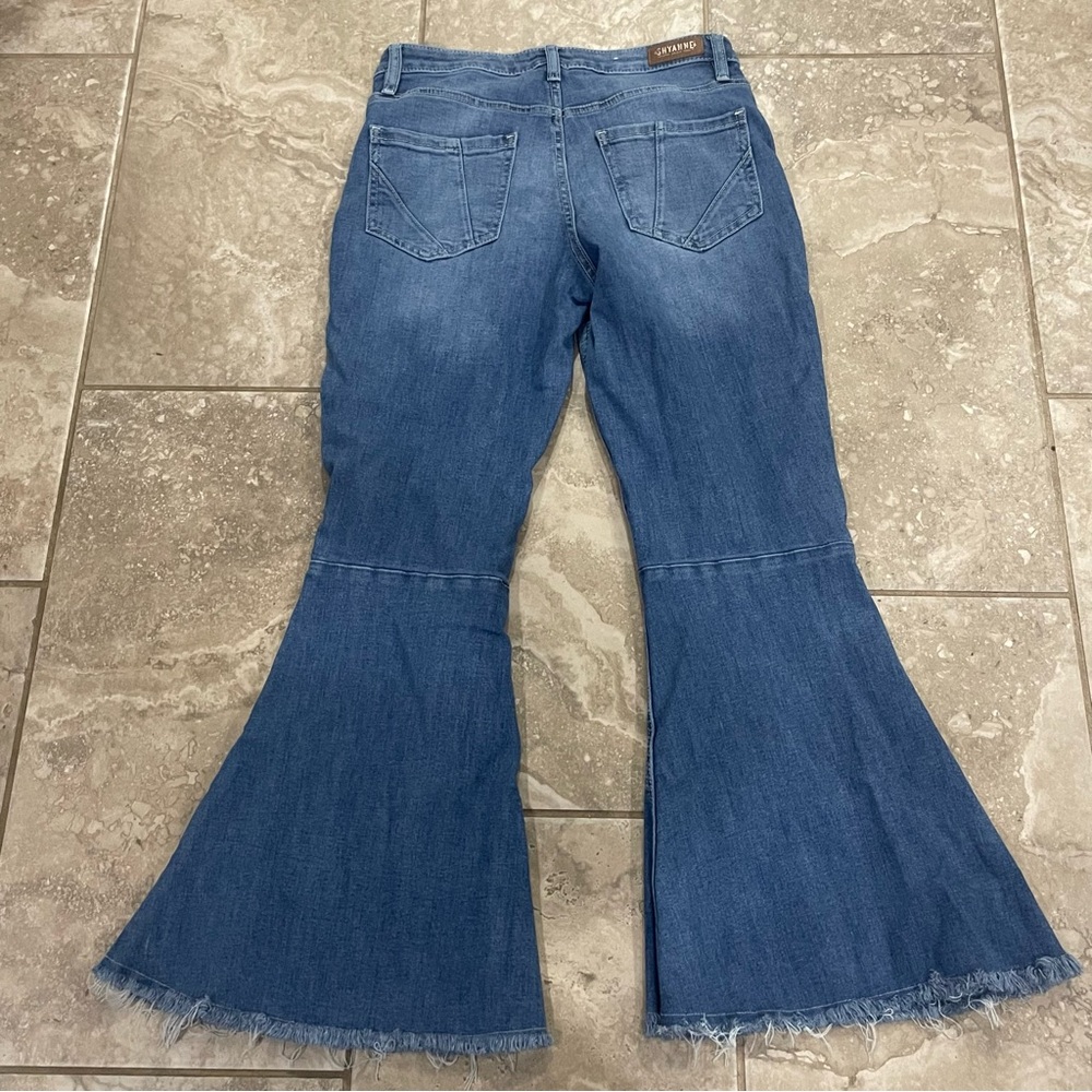 SHYANNE WOMEN'S DESTRUCTED KNEE SUPER FLARE‎ LEG JEANS SZ 30 - Picture 6 of 13